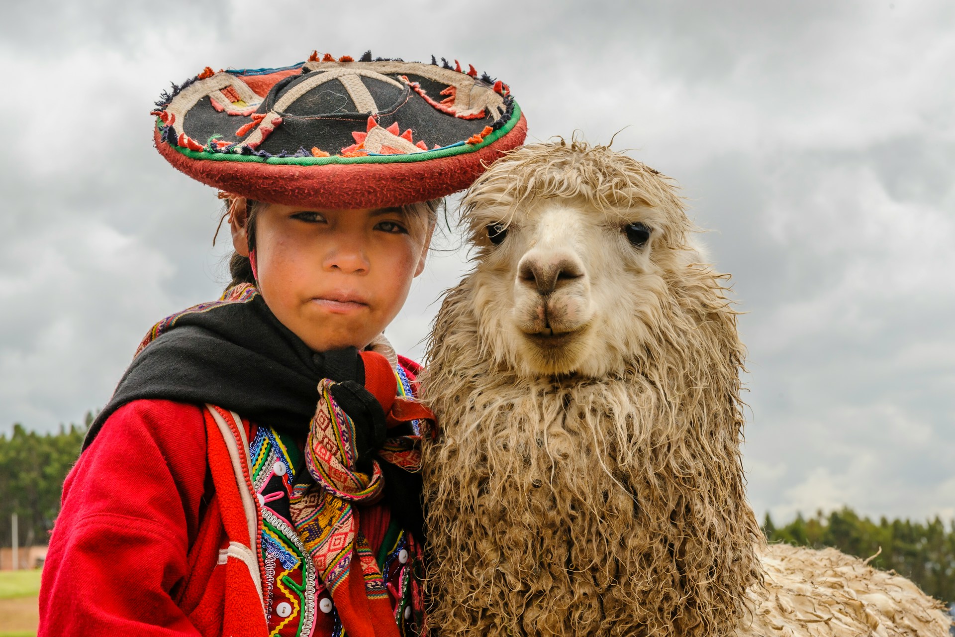 Femme avec chapeau et lama au Pérou — dans le cadre de notre initiative Madre de Dios